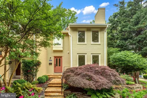 2034 Chadds Ford Dr, Reston, VA 20191