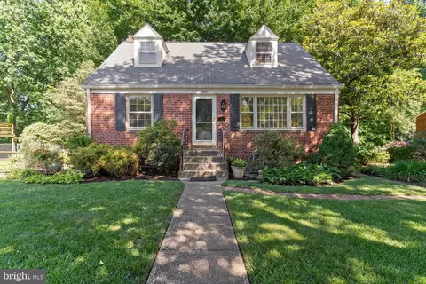 3904 Whispering Ln, Falls Church, VA 22041
