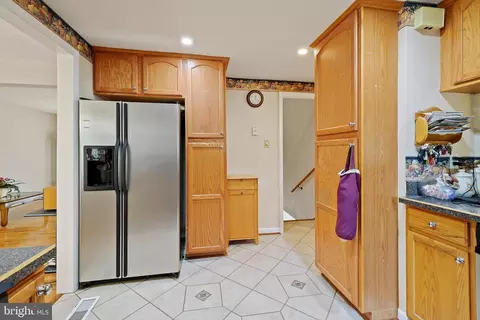 Entry Way - 8460 Rainbow Bridge Ln, Springfield, VA 22153 photo 3 of 5