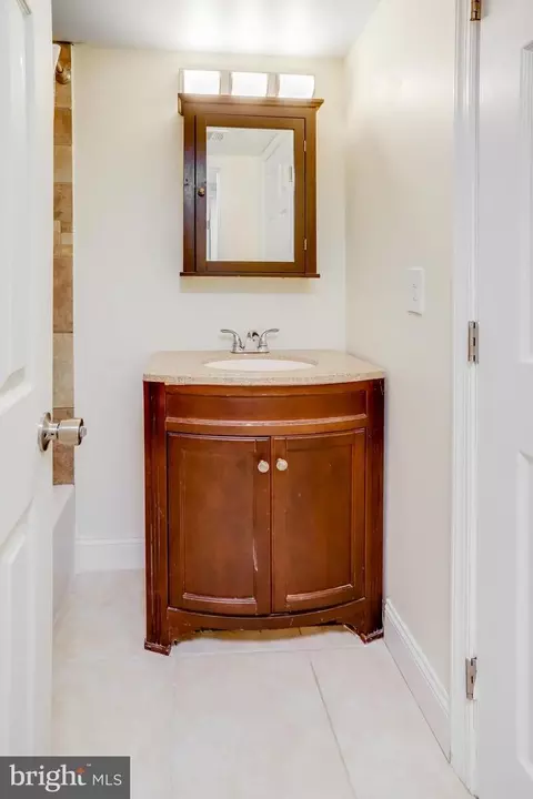 Bath - 8360 Dunham Ct #A, Springfield, VA 22152 photo 2 of 4