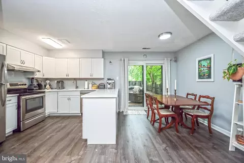 2120 Cartwright Pl, Reston, VA 20191 photo 5