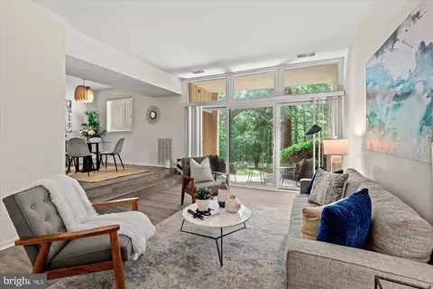 1671 Parkcrest Cir #100, Reston, VA 20190