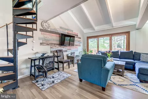 9315 Raintree Rd, Burke, VA 22015 photo 3