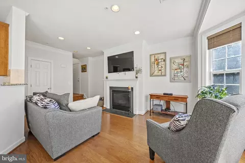2527 Pascal Pl, Herndon, VA 20171 photo 4