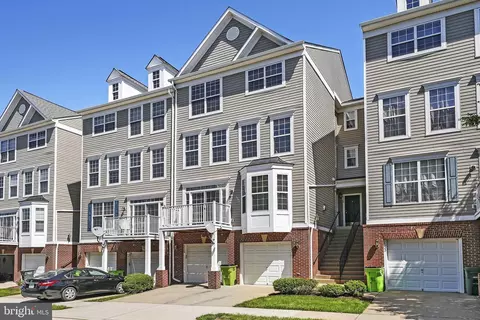 2527 Pascal Pl, Herndon, VA 20171