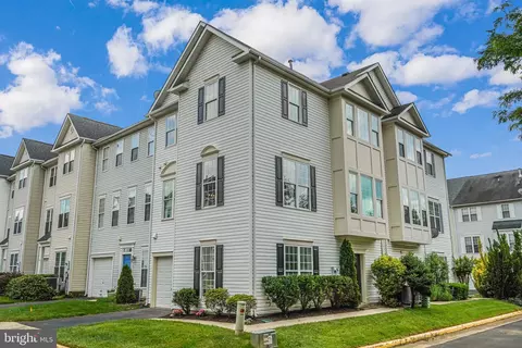 2529 Logan Wood Dr, Herndon, VA 20171