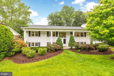 1437 Cola Dr, Mclean, VA 22101