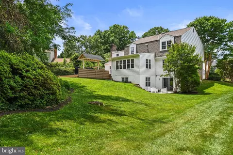 Exterior - 1213 Meadow Green Ln, Mclean, VA 22102 photo 8 of 16