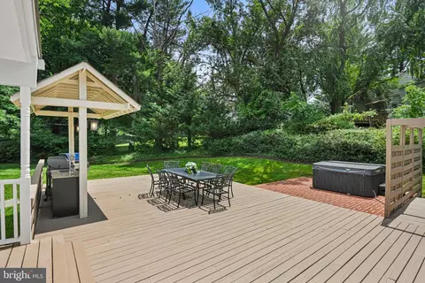 Exterior - 1213 Meadow Green Ln, Mclean, VA 22102 photo 3 of 16