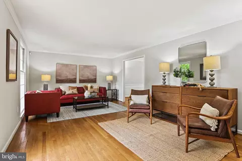 Living - 1213 Meadow Green Ln, Mclean, VA 22102 photo 3 of 4