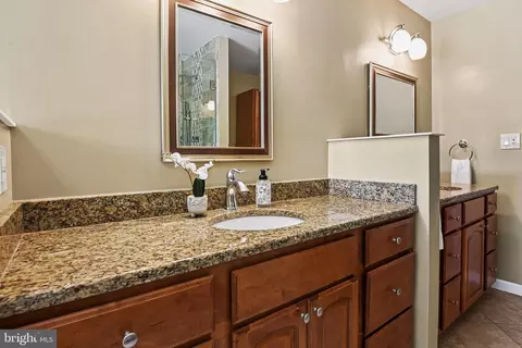 Bath - 1213 Meadow Green Ln, Mclean, VA 22102 photo 5 of 10