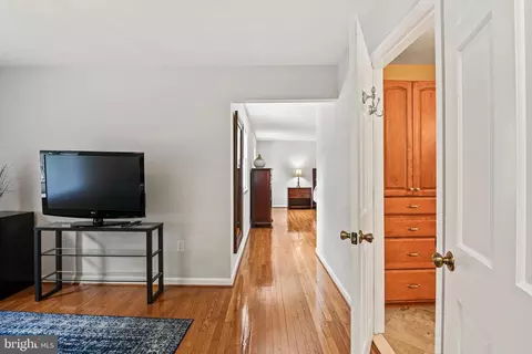 Entry Way - 1213 Meadow Green Ln, Mclean, VA 22102 photo 5 of 6