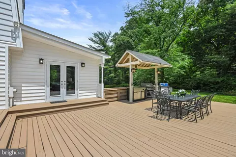 Exterior - 1213 Meadow Green Ln, Mclean, VA 22102 photo 4 of 16