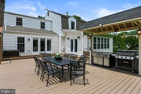 Exterior - 1213 Meadow Green Ln, Mclean, VA 22102 photo 5 of 16