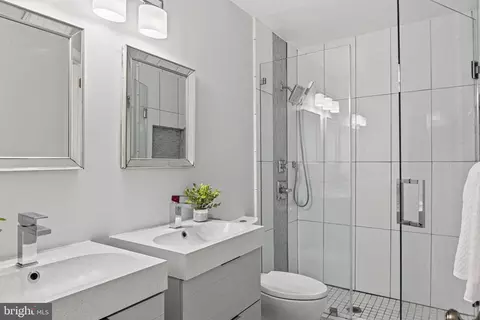 Bath - 1213 Meadow Green Ln, Mclean, VA 22102 photo 6 of 10