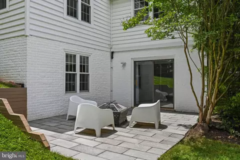 Exterior - 1213 Meadow Green Ln, Mclean, VA 22102 photo 6 of 16