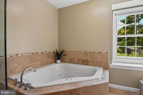 Bath - 1213 Meadow Green Ln, Mclean, VA 22102 photo 4 of 10