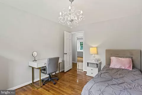 Bedroom - 1213 Meadow Green Ln, Mclean, VA 22102 photo 5 of 6