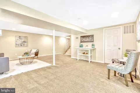 Living - 5405 Rolling Rd, Springfield, VA 22151 photo 5 of 7