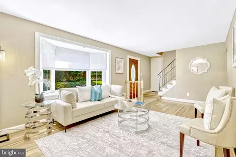 Living - 5405 Rolling Rd, Springfield, VA 22151 photo 1 of 7