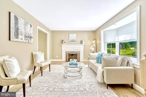 Living - 5405 Rolling Rd, Springfield, VA 22151 photo 2 of 7