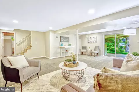 Living - 5405 Rolling Rd, Springfield, VA 22151 photo 7 of 7