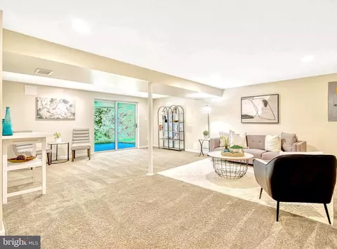 Living - 5405 Rolling Rd, Springfield, VA 22151 photo 6 of 7