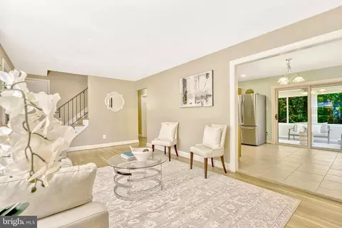 Living - 5405 Rolling Rd, Springfield, VA 22151 photo 4 of 7