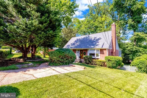 Exterior - 5405 Rolling Rd, Springfield, VA 22151 photo 5 of 19