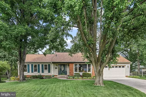 7802 Lowmoor Ct, Springfield, VA 22153