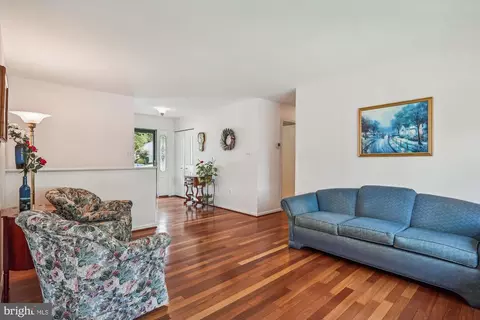 7802 Lowmoor Ct, Springfield, VA 22153 photo 4