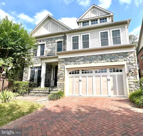 6819 Stockwell Manor Dr, Falls Church, VA 22043
