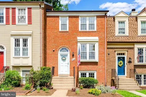 8634 Dellway Ln, Vienna, VA 22180