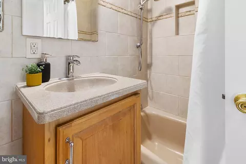 Bath - 6801 Brisbane St, Springfield, VA 22152 photo 4 of 4