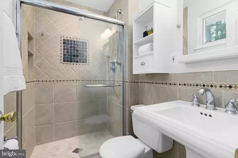 Bath - 6801 Brisbane St, Springfield, VA 22152 photo 3 of 4