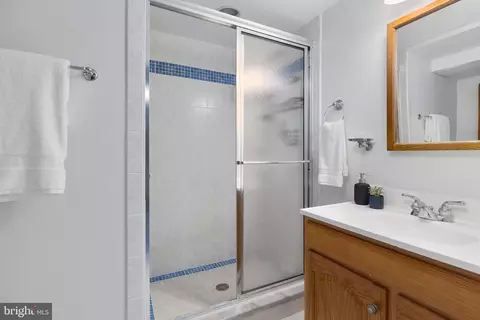 Bath - 6801 Brisbane St, Springfield, VA 22152 photo 2 of 4