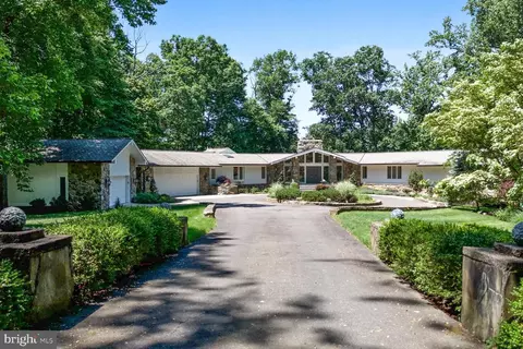 9420 Piscataway Ln, Great Falls, VA 22066