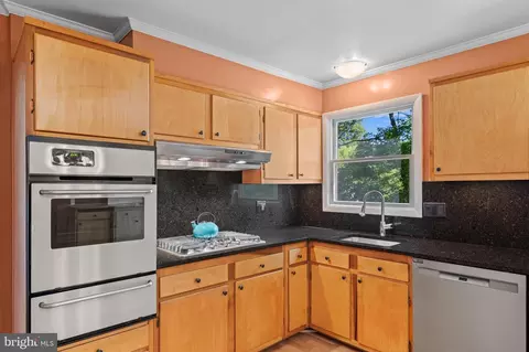 6915 Hadlow Dr, Springfield, VA 22152 photo 9