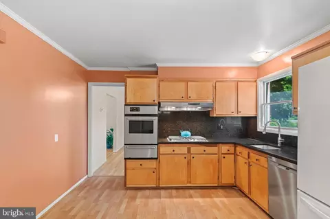 6915 Hadlow Dr, Springfield, VA 22152 photo 10