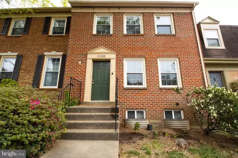 10253 Friendship Ct, Fairfax, VA 22032