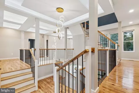 Entry Way - 5405 Inverchapel Rd, Springfield, VA 22151 photo 6 of 14
