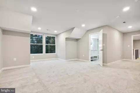 Entry Way - 5405 Inverchapel Rd, Springfield, VA 22151 photo 14 of 14