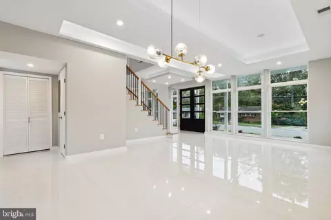 Entry Way - 5405 Inverchapel Rd, Springfield, VA 22151 photo 2 of 14
