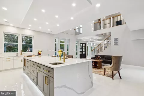Entry Way - 5405 Inverchapel Rd, Springfield, VA 22151 photo 4 of 14
