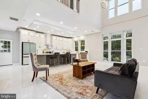 Entry Way - 5405 Inverchapel Rd, Springfield, VA 22151 photo 5 of 14