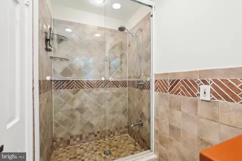 Bath - 6192 Hardy Dr, Mclean, VA 22101 photo 2 of 5