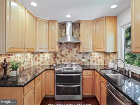 Kitchen - 8814 Aquary Ct, Springfield, VA 22153 photo 4 of 6