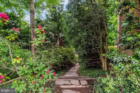 Exterior - 7719 Crossover Dr, Mclean, VA 22102 photo 14 of 23