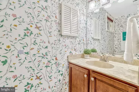 Bath - 7719 Crossover Dr, Mclean, VA 22102 photo 9 of 10