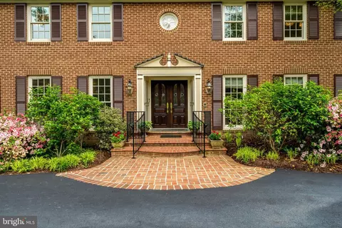 Exterior - 7719 Crossover Dr, Mclean, VA 22102 photo 4 of 23